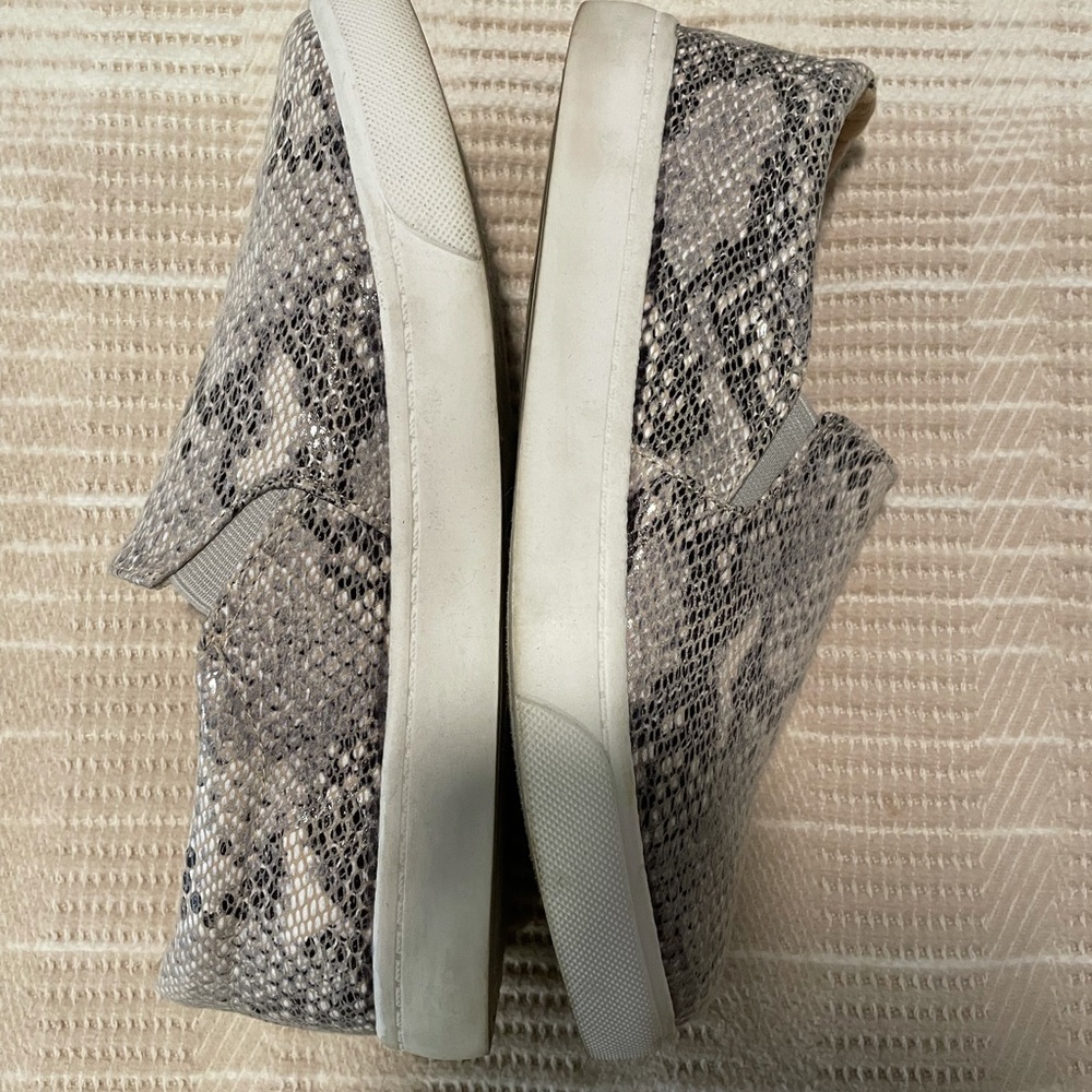 ✨ snakeskin flats!